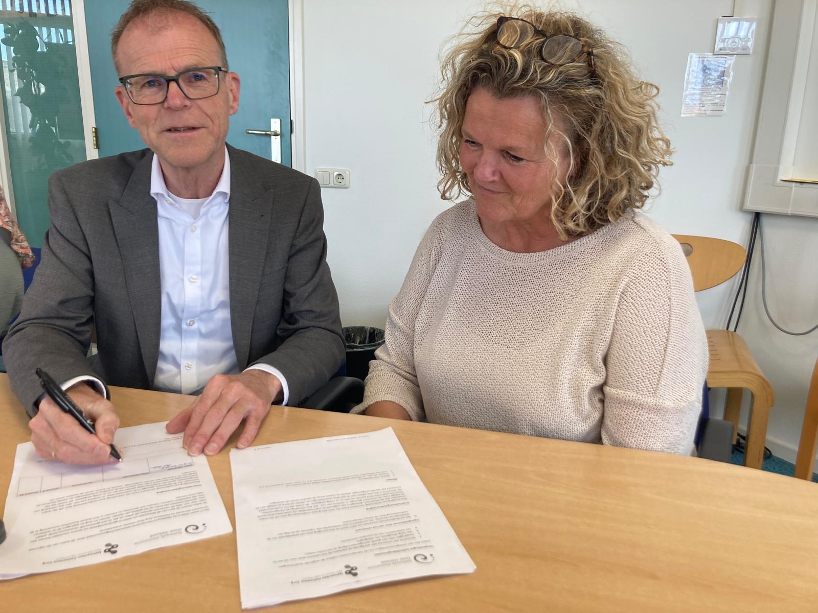 Foto-ondertekening-WJ-MD-Netwerk-Dementie-Oost-Veluwe.jpg